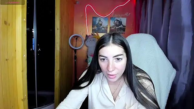 Fiery Brunette  online show from 05-18-26, 06:29