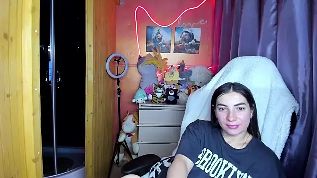 Fiery Brunette  online show from 03-18-26, 05:14