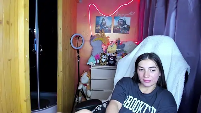 Fiery Brunette  online show from 03-19-26, 05:35