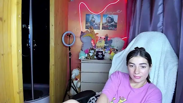 Fiery Brunette  online show from 04-10-26, 06:31