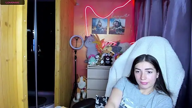 Fiery Brunette  online show from 05-26-26, 04:49