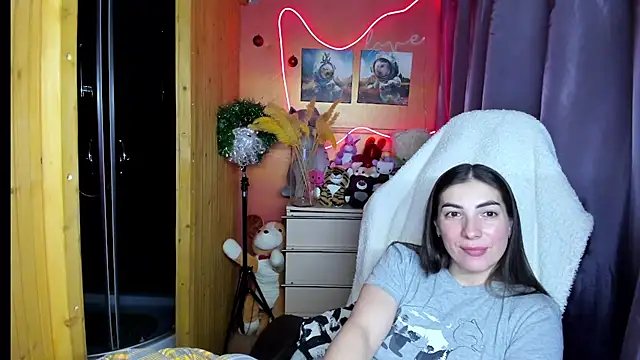 Fiery Brunette  online show from 01-12-26, 10:00