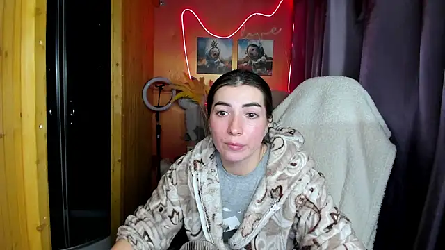 Fiery Brunette  online show from 11-30-25, 10:05