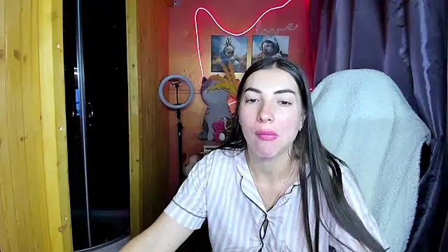 Fiery Brunette  online show from 02-18-26, 04:32