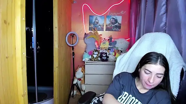 Fiery Brunette  online show from 03-28-26, 08:15