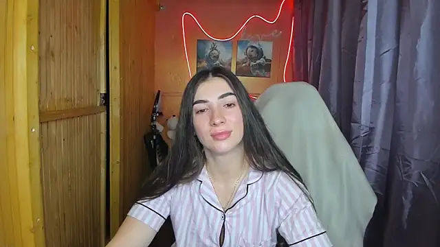 Fiery Brunette  online show from 02-18-25, 06:37