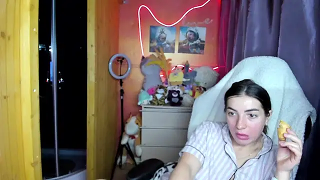 Fiery Brunette  online show from 03-22-26, 05:00