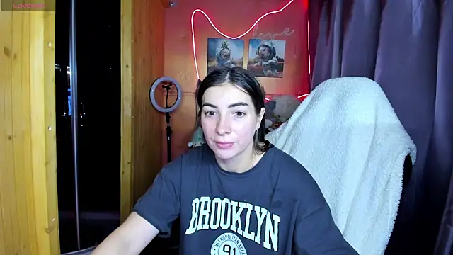 Fiery Brunette  online show from 03-11-26, 02:05