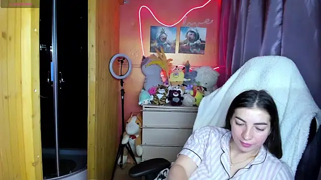 Fiery Brunette  online show from 03-31-26, 11:45