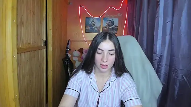 Fiery Brunette  online show from 02-17-25, 09:35