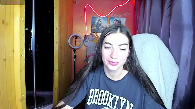 Fiery Brunette  online show from 06-03-26, 03:29
