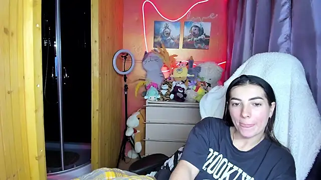 Fiery Brunette  online show from 04-18-26, 01:24