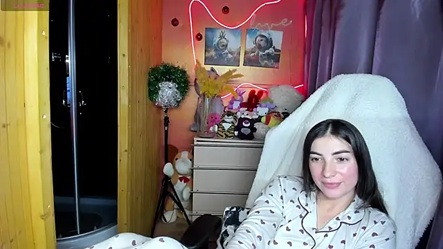 Fiery Brunette  online show from 12-19-25, 03:25