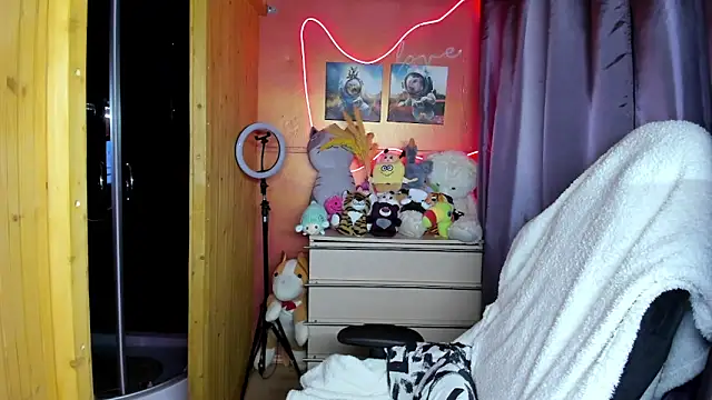 Fiery Brunette  online show from 03-05-26, 02:41