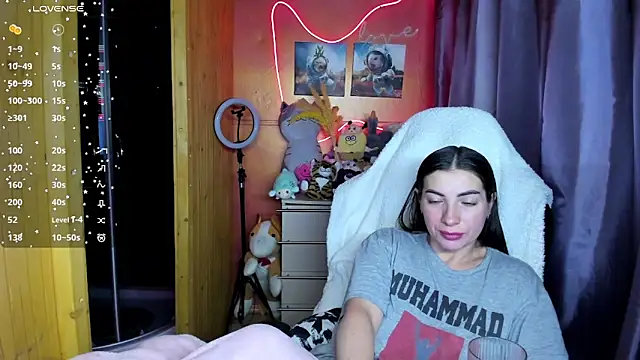 Fiery Brunette  online show from 03-04-26, 01:24