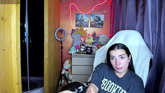 Fiery Brunette  online show from 03-11-26, 04:12