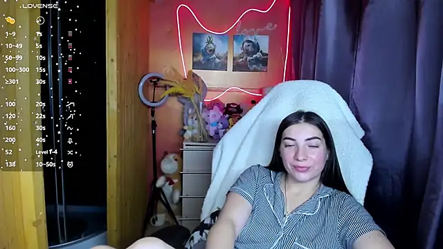 Fiery Brunette  online show from 11-18-25, 11:02