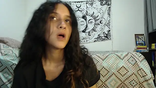 Snapshot of AlinaWoolf_ chatting on 02-04-25, 02:39 AlinaWoolf  online show from 02-04-25, 02:39