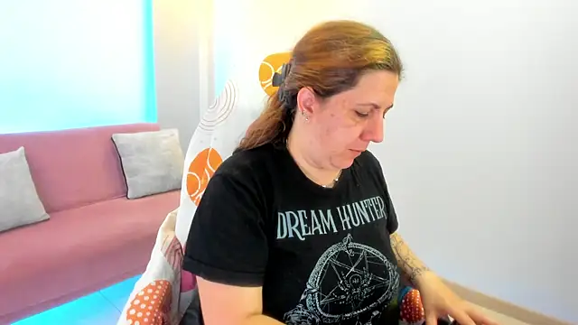 Snapshot of katie_joness_ chatting on 09-30-25, 01:06 katie joness online show from 09-30-25, 01:06