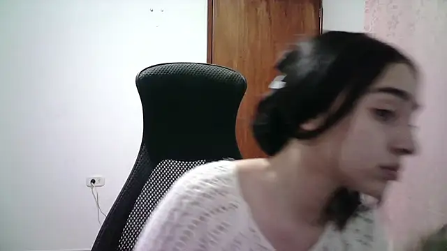 Snapshot of aineangeel chatting on 09-27-25, 11:33 aineangeel online show from 09-27-25, 11:33