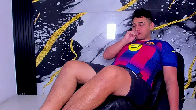 Snapshot of sweethot___ chatting on 09-28-25, 02:02 sweethot online show from 09-28-25, 02:02