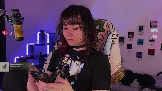 Snapshot of deadlysweet chatting on 10-27-25, 01:28 deadlysweet online show from 10-27-25, 01:28