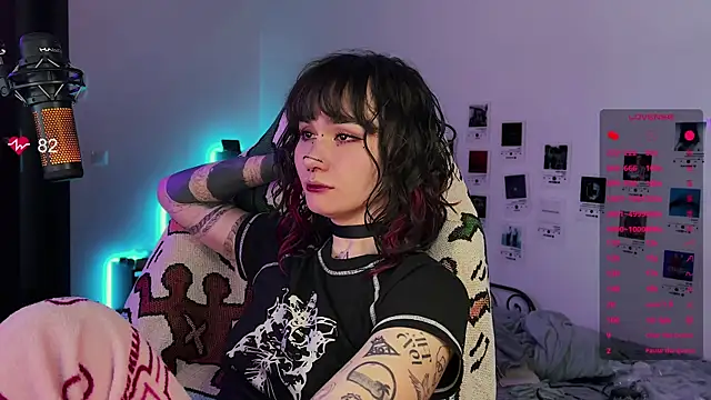 Snapshot of deadlysweet chatting on 09-23-25, 01:23 deadlysweet online show from 09-23-25, 01:23