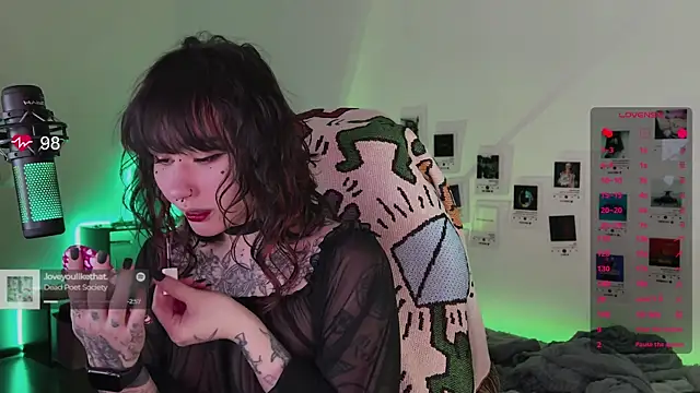 Snapshot of deadlysweet chatting on 11-13-25, 01:09 deadlysweet online show from 11-13-25, 01:09