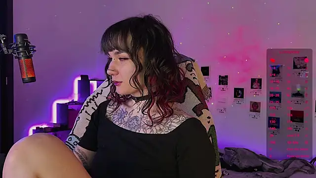 Snapshot of deadlysweet chatting on 10-06-25, 02:02 deadlysweet online show from 10-06-25, 02:02
