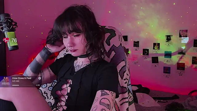 Snapshot of deadlysweet chatting on 11-06-25, 01:09 deadlysweet online show from 11-06-25, 01:09