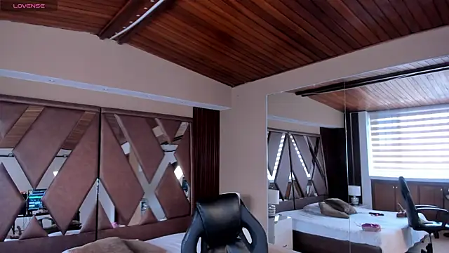 victoria mooree online show from 12-20-25, 06:11