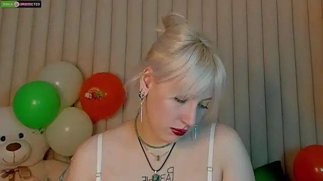 Snapshot of RachelCart chatting on 03-18-25, 03:45 RachelCart online show from 03-18-25, 03:45