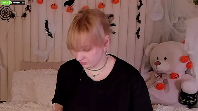 Snapshot of RachelCart chatting on 10-15-25, 03:05 RachelCart online show from 10-15-25, 03:05