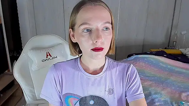 Snapshot of ice_pixie chatting on 12-16-25, 04:00 ice pixie online show from 12-16-25, 04:00