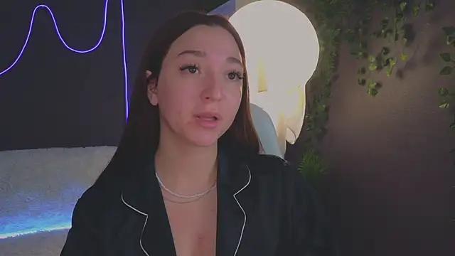 Snapshot of YasmineWest chatting on 10-17-25, 01:42 YasmineWest online show from 10-17-25, 01:42