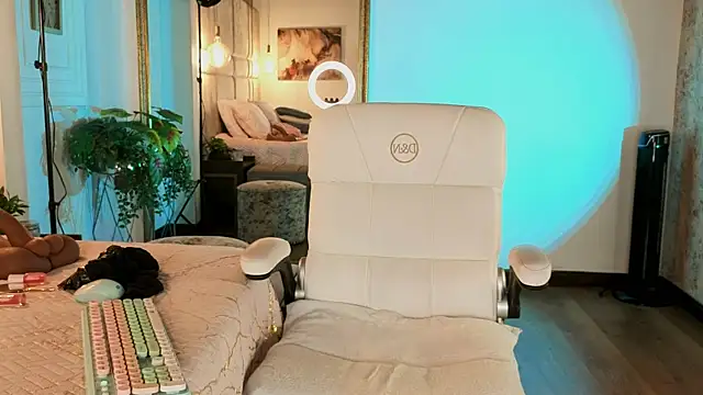 Victoria-Harper online show from 11-14-25, 11:36