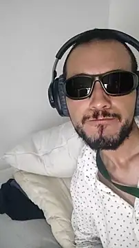 Snapshot of Yeye25199 chatting on 10-18-25, 01:02 Yeye25199 online show from 10-18-25, 01:02