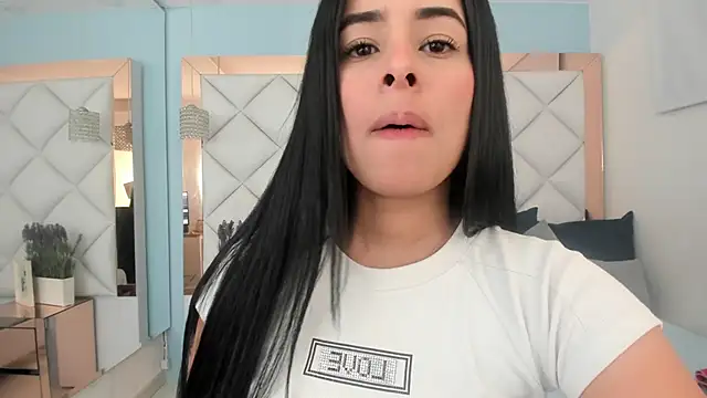 Snapshot of emma_castilloo chatting on 09-22-25, 05:02 emma castilloo online show from 09-22-25, 05:02