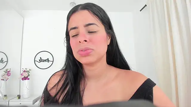 Snapshot of emma_castilloo chatting on 02-01-25, 12:29 emma castilloo online show from 02-01-25, 12:29