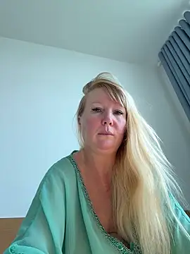 EmmaInLove23 online show from 05-20-26, 03:03