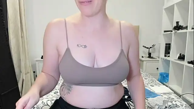 Snapshot of emmita69_ chatting on 10-22-25, 05:40 emmita69 online show from 10-22-25, 05:40