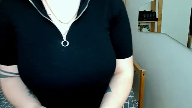Snapshot of leila_beayte_ chatting on 03-12-25, 05:49 leila beayte online show from 03-12-25, 05:49