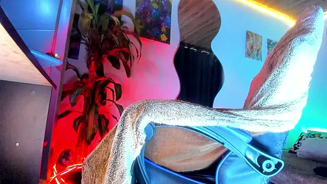 LatinMilk  online show from 06-18-26, 11:21