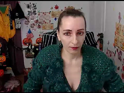 Snapshot of EvelynAngell chatting on 10-27-25, 06:47 EvelynAngell online show from 10-27-25, 06:47