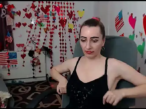 Snapshot of EvelynAngell chatting on 02-05-25, 11:44 EvelynAngell online show from 02-05-25, 11:44