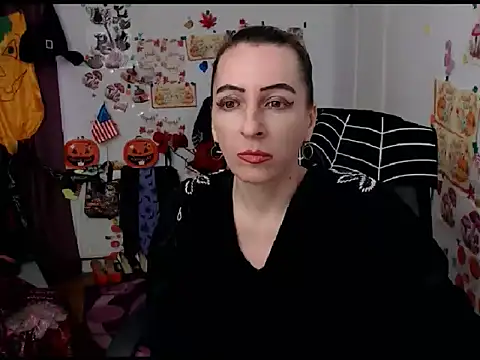 Snapshot of EvelynAngell chatting on 10-13-25, 09:22 EvelynAngell online show from 10-13-25, 09:22