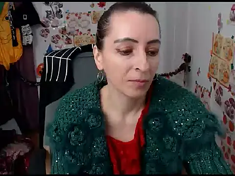 Snapshot of EvelynAngell chatting on 10-18-25, 06:15 EvelynAngell online show from 10-18-25, 06:15