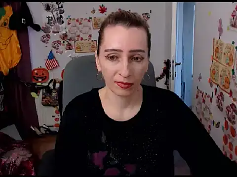 Snapshot of EvelynAngell chatting on 10-10-25, 06:03 EvelynAngell online show from 10-10-25, 06:03