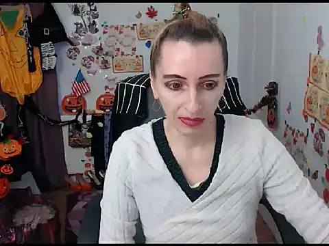 Snapshot of EvelynAngell chatting on 10-20-25, 05:53 EvelynAngell online show from 10-20-25, 05:53