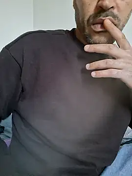 Snapshot of molozeb chatting on 10-14-25, 04:29 molozeb online show from 10-14-25, 04:29